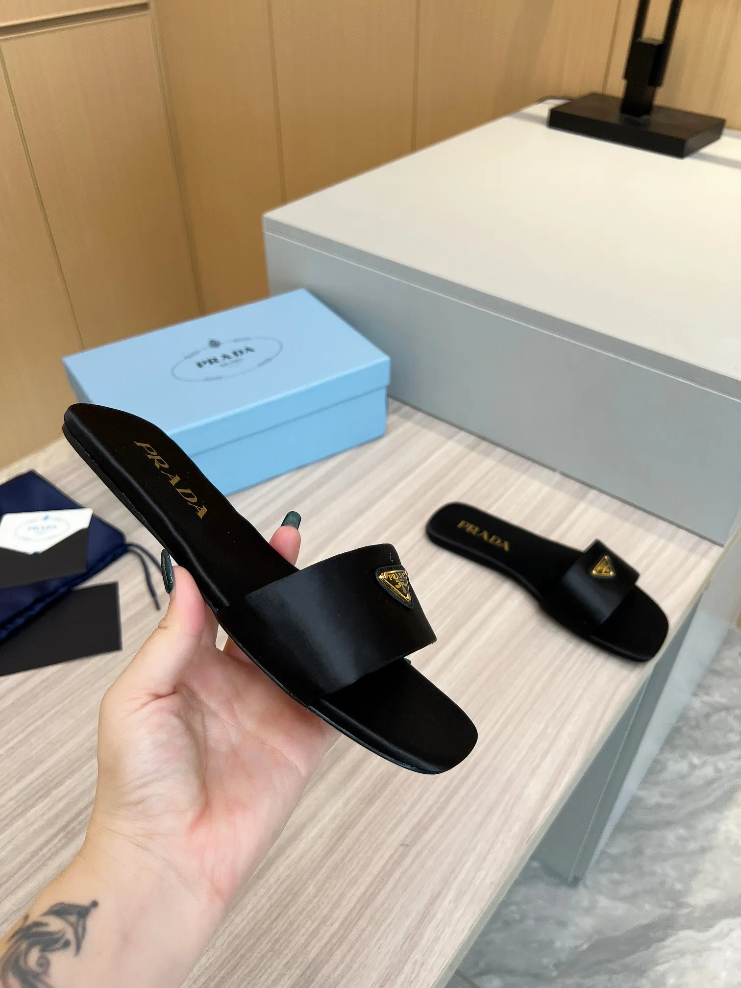 👟👟Ex-factory price 420👟👟 Top version on the market🔥4048SS Prada〰️Triangle logo ✔️Top quality ✔️Elegant, intellectual, retro and cute in one ✔️Upper: original silk surface ➕Original hardware buckle ✔️Inner: lambskin lining ✔️Original Italian leather outsole ✔️12 colors available from stock ✔️Size: 35-42 (41, 42, customized)